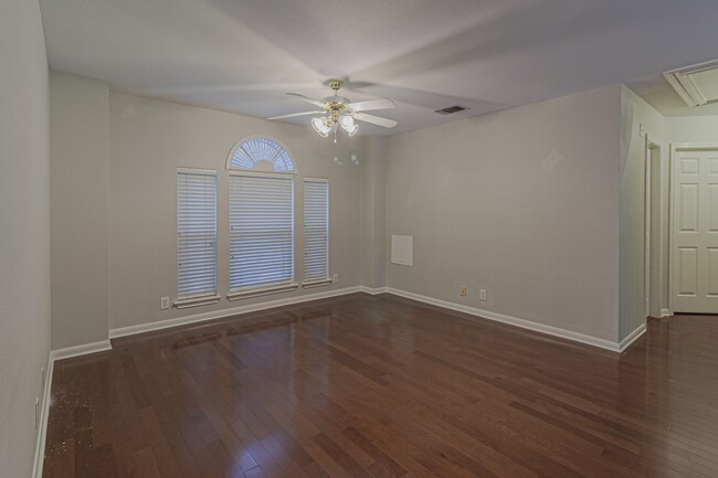 Building Photo - $300 OFF 1ST MONTH RENT IF YOU MOVE IN WIT...