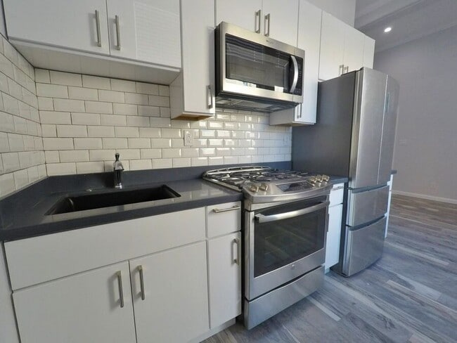 Building Photo - 518 7th St
