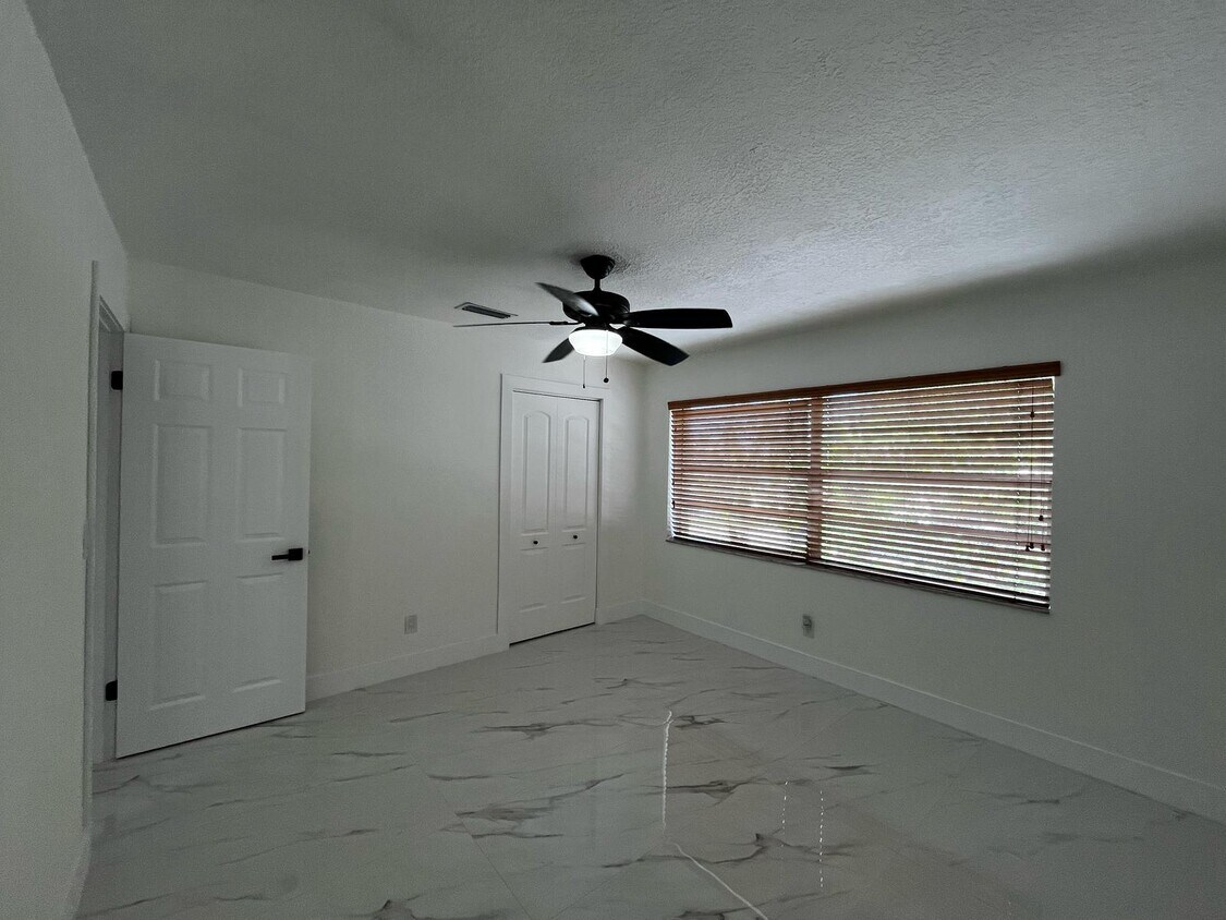 Building Photo - 10985 SW 70th Ter