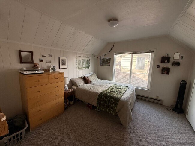 Building Photo - PRELEASING: 4 bdrm/1bath Sunny York Neighborhood home!