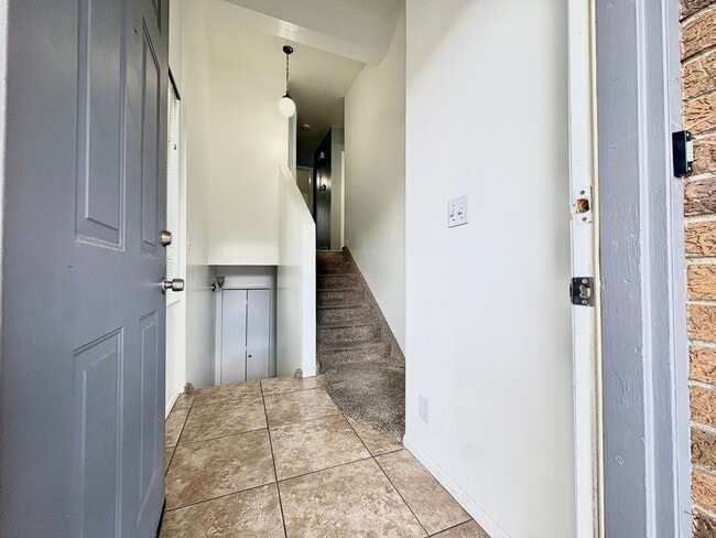 Building Photo - Charming 3-Bed Townhome in Holladay – Fenced Yard, Ample Parking & Prime Location