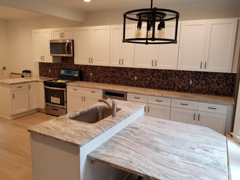 Primary Photo - Fully Renovated Park and Beverly Apartments!