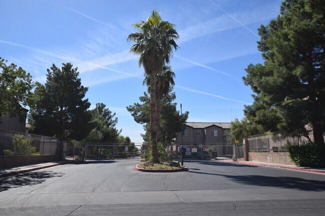 Building Photo - Beautiful 3 Bedroom & 2 1/2 Bath Condo.