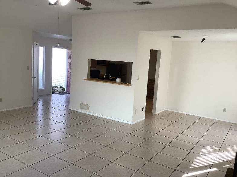 Building Photo - 109 Lake Forest Blvd