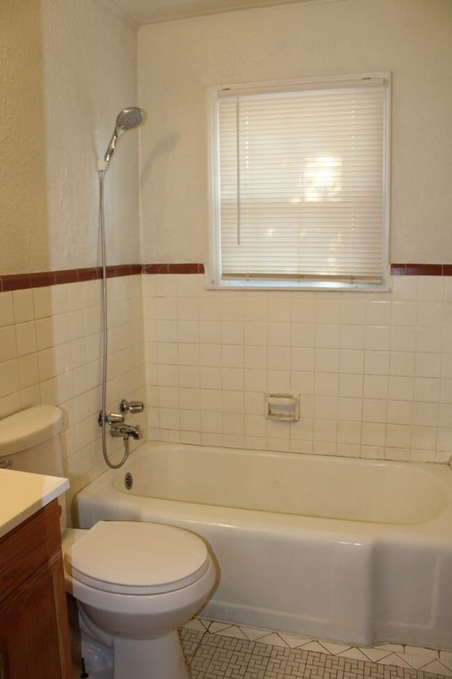 Building Photo - 2 Bed, Tinker Close & Garage!