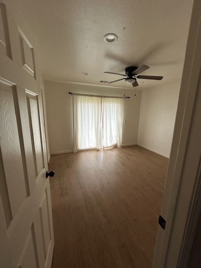 Building Photo - 3 bedroom 2 bathroom located in the El Dia...