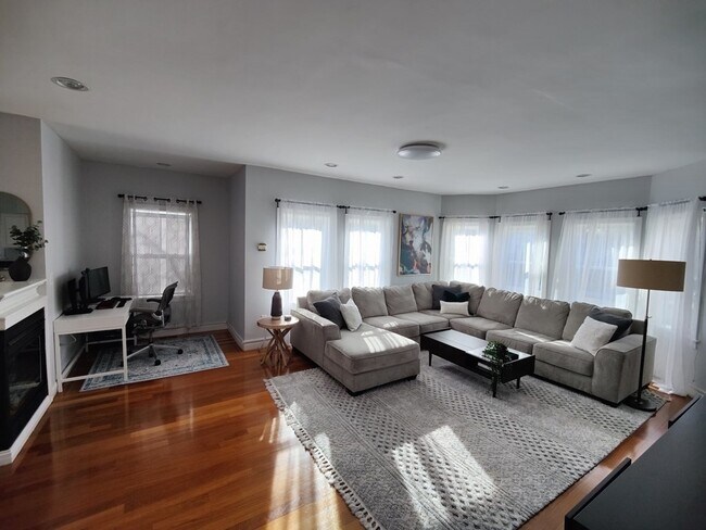 Building Photo - 36 Monroe St