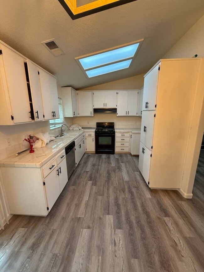 Building Photo - Charming 3 bedroom 2 bathroom home located in Corcoran