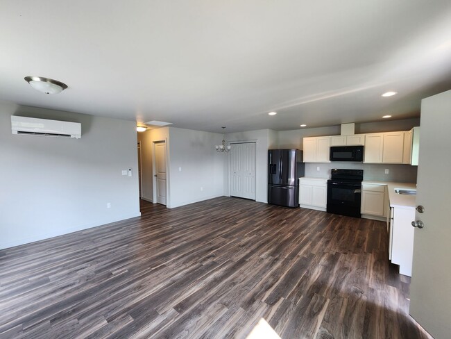 Building Photo - Newer Build Unit in Pasco