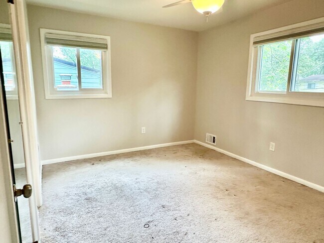 Building Photo - 5 Bedroom 2.5 Bathroom! Parking! Pets Welc...