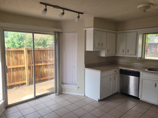 Building Photo - 316 Towne House Ln