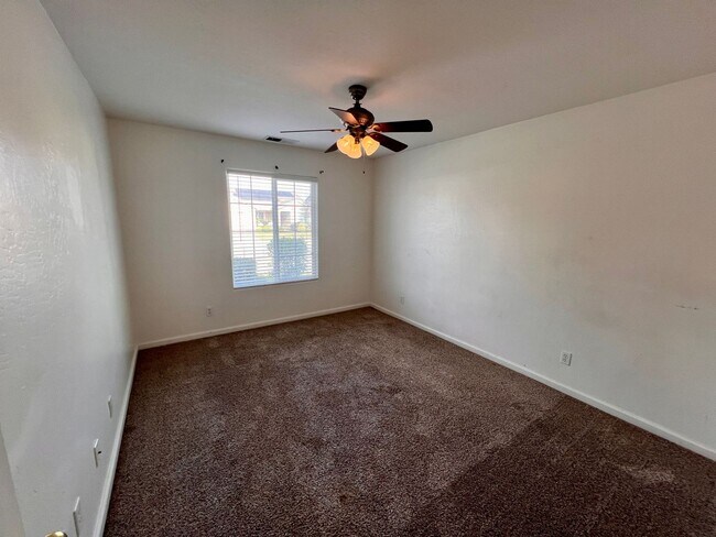 Building Photo - $2,295 Fowler & Ashlan, 4 bedroom - E Hamp...