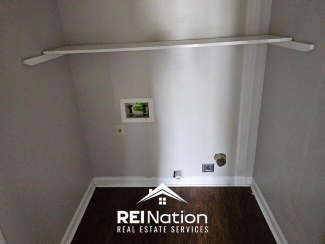 Building Photo - MEMPHIS CHARMER! | Brick Fireplace & Bright Windows | 3 Bed / 2 Bath & Fenced Yard!