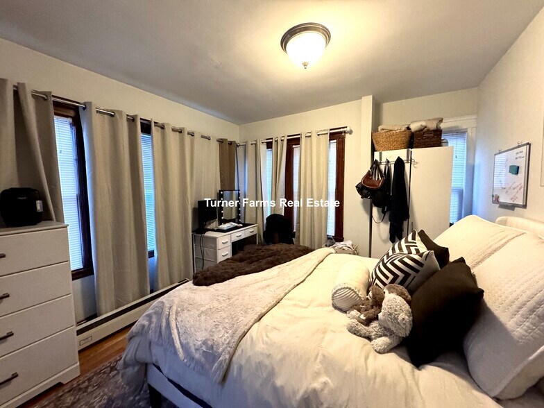 Building Photo - 202 Calumet St