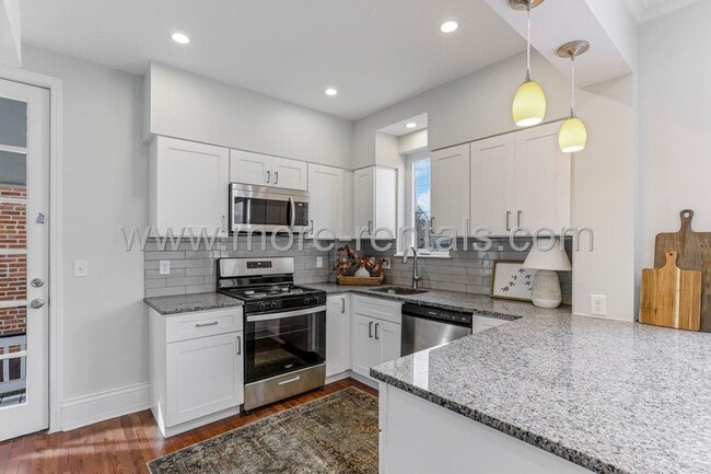 Building Photo - Stunning and move-in ready 3 bdr house