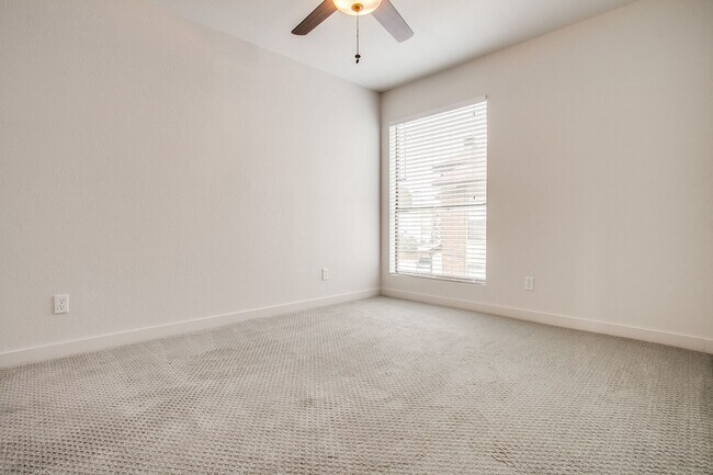 Building Photo - Creekside Condominumums Unit 33