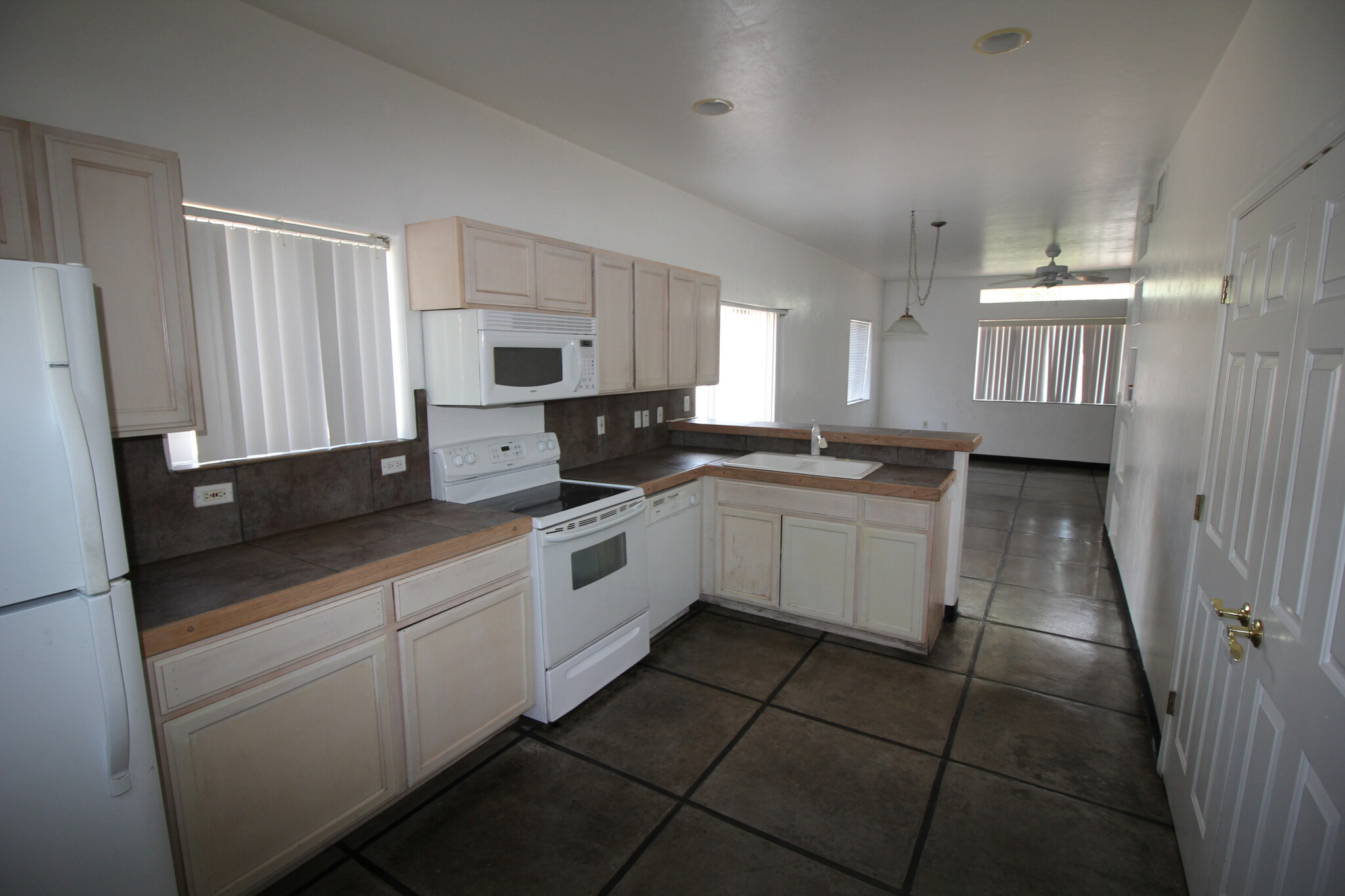 Building Photo - 914 E Hedrick Dr