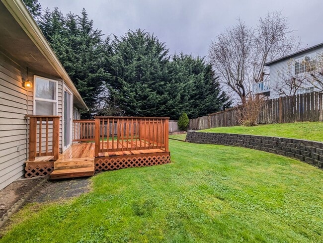 Building Photo - **Move-In Special** Beautiful 3 bed, 2.5 bath Rambler w/ New Carpet Throughout!