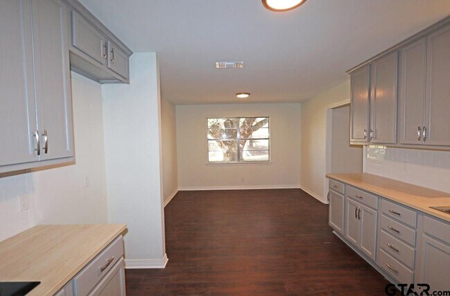 Building Photo - 806 Neches Dr