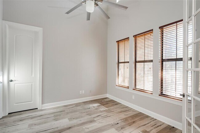 Building Photo - 12600 River Bend