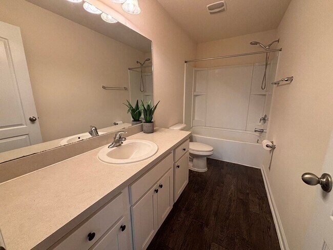 Building Photo - Beautiful 2 Bed, 2.5 Bath Townhome with Water View