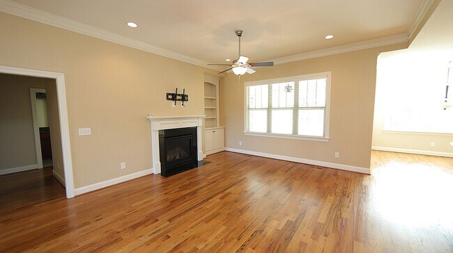 Building Photo - Lovely Heritage Home with Ideal Floorplan