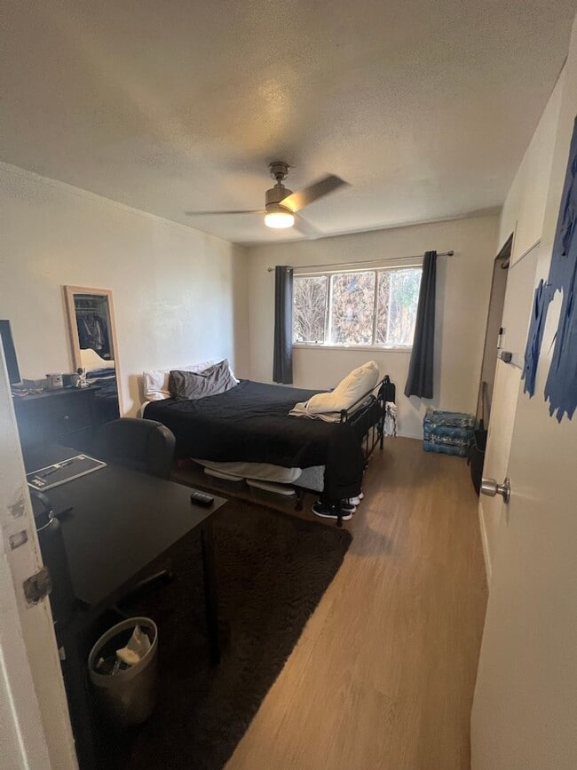 Building Photo - 10 bedrooms 7 bathrooms- 5 master bedrooms total!