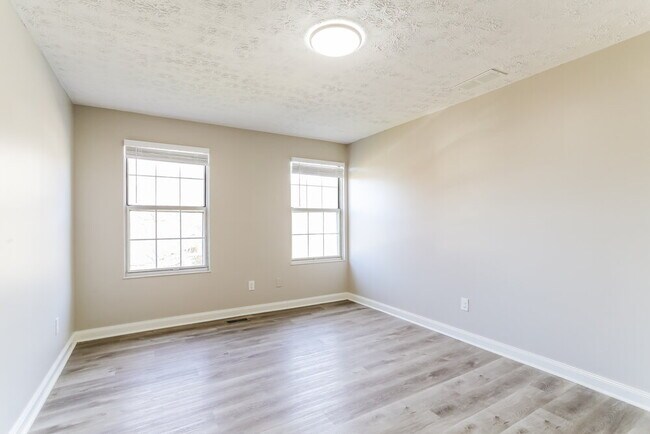 Building Photo - 5911 Vero Dr