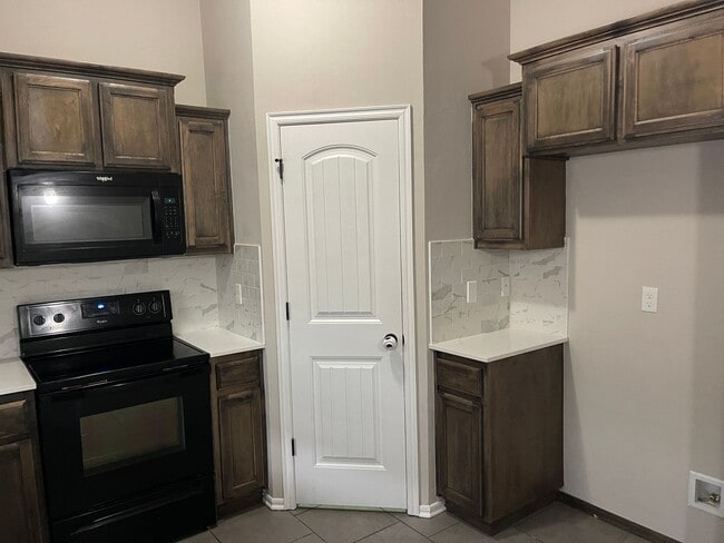 Building Photo - Luxury Vinyl plank and community amenities!  Beautiful 3/2/2 in Yukon!