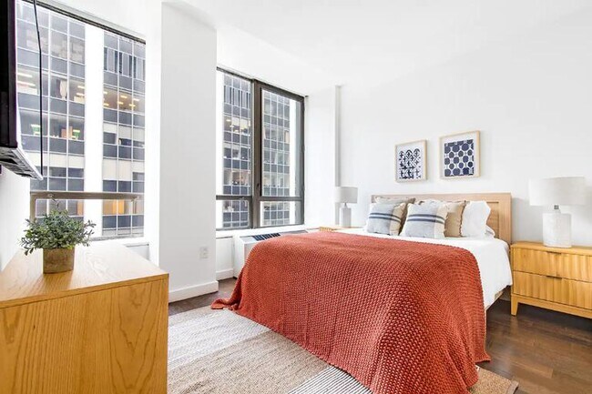 Building Photo - 4 bedroom in NEW YORK NY 10005