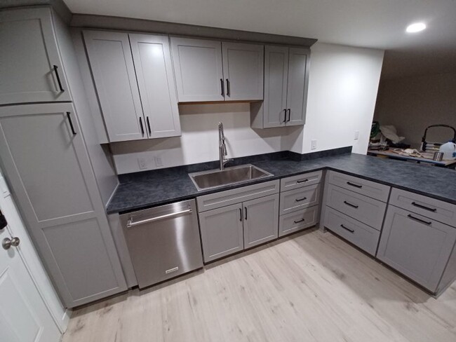 Building Photo - Remodeled! One level, 2 bdrm 1 bath end un...