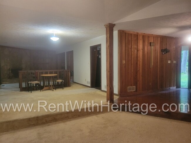 Building Photo - Charming Cabin Style Home on 1.3 Acres / F...