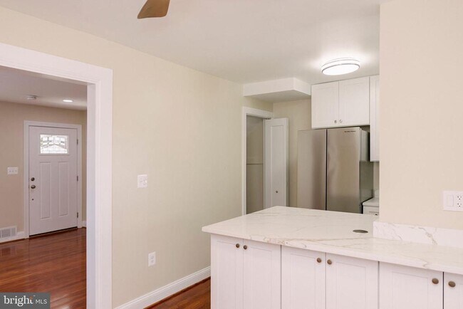 Building Photo - 632 Faraday Pl NE