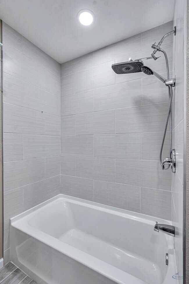 Building Photo - 1800 W 23rd St