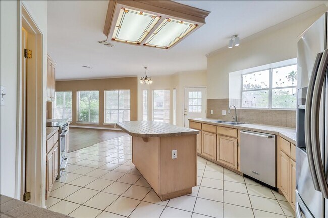 Building Photo - 7426 Lake Travis Dr
