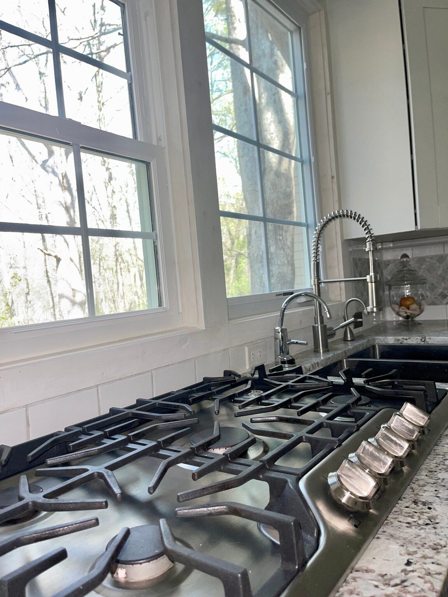 Building Photo - 915 Woodlawn Dr NE