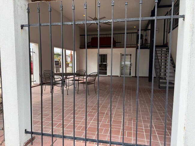 Primary Photo - 400 W Texas Ave