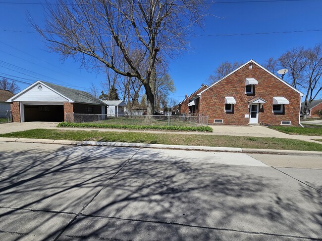 Building Photo - 2001 N Denwood St