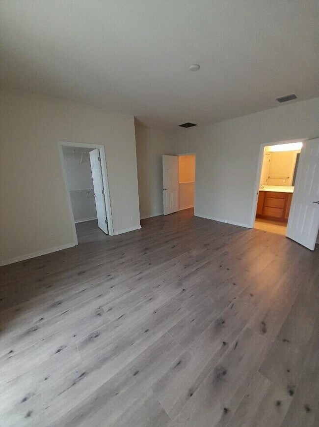 Building Photo - 3242 S Caroline Dr