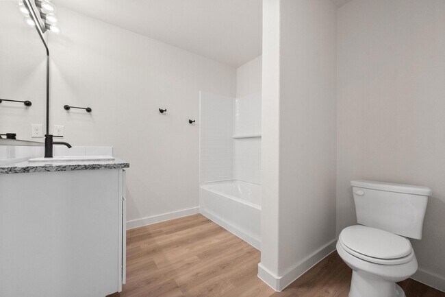 Building Photo - 2025 Cottonwood Ave