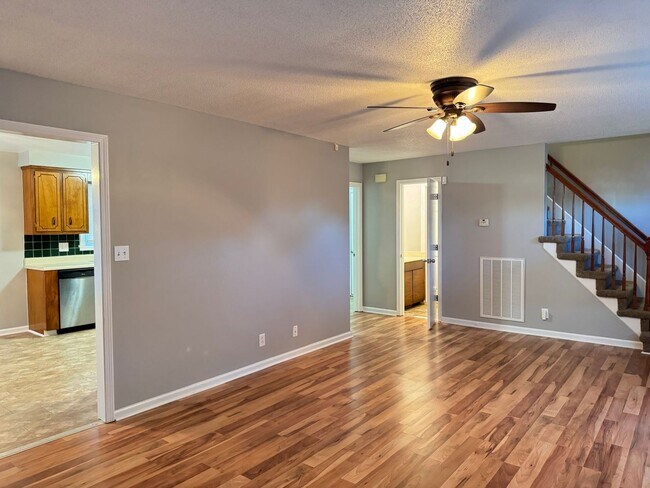 Building Photo - Centrally Located in St. B! 3 Bedrooms and 2.5 Baths! Fenced Backyard! Short term lease available!