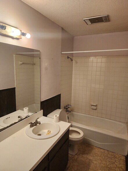 Building Photo - 2306 Dorchester Dr