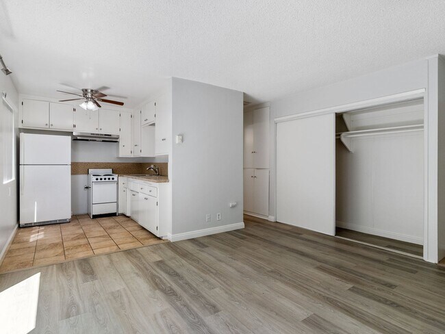Building Photo - 425-441 Gaviota Ave.