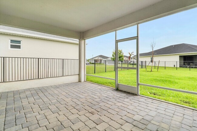 Building Photo - 6545 Cloverdale Ave