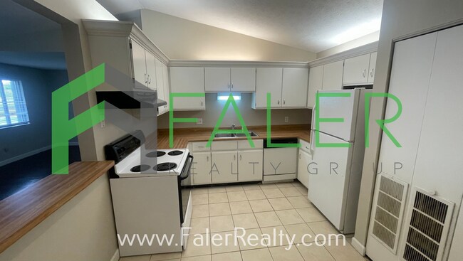 Building Photo - Freshly Updated 2nd Floor Condo