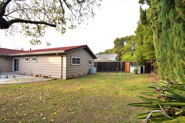 Building Photo - 2070 Sierra Wood Dr