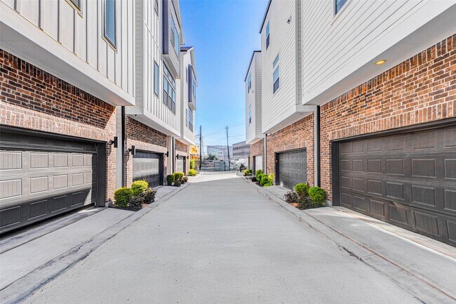 Building Photo - 334 Eastwood St