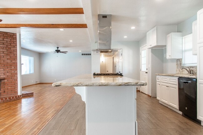 Building Photo - 3 bedroom 2 bath renovated home with swimm...