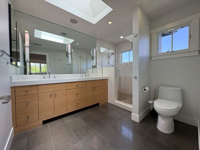 Building Photo - Spacious 5BR/3.5BA Palo Alto Home with Gourmet Kitchen & Large Backyard