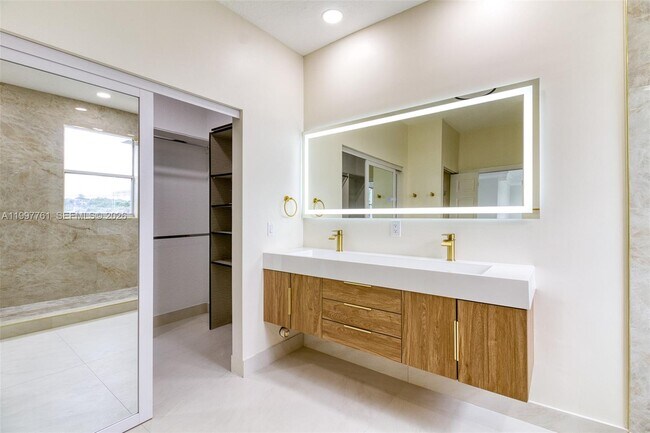 Building Photo - 5363 SW 38th Ave